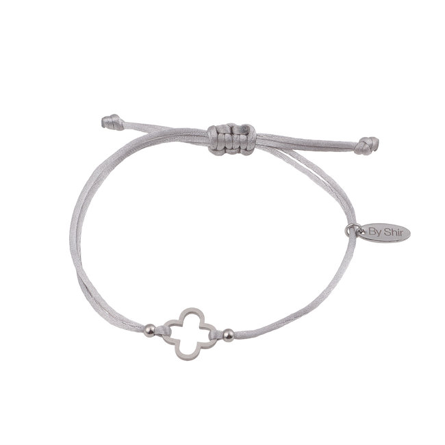 By Shir Armband aus grauem Seidenband mit Edelstahl und Kleeblatt