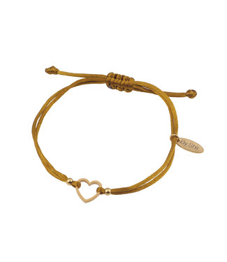 By Shir Armband aus Seidenkordel in Oliv mit Herz aus Edelstahl (vergoldet)