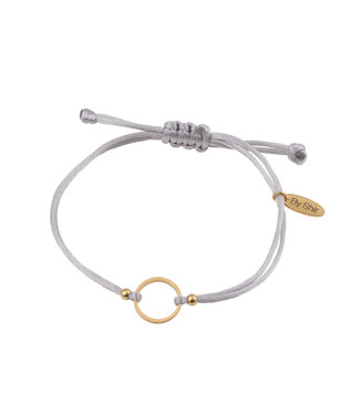 By Shir Armband aus grauem Seidenkordel mit rundem (vergoldetem) Edelstahl