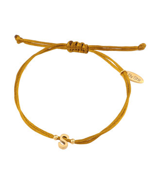 By Shir Armband silk koord olijf met letter edelstaal (verguld)