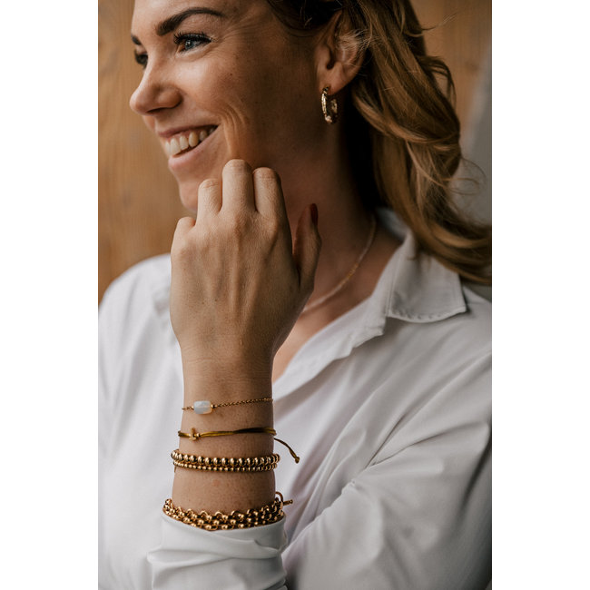 By Shir Armband silk koord olijf met letter edelstaal (verguld)