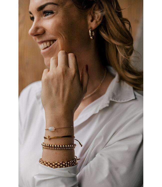 By Shir Armband silk koord olijf met letter edelstaal (verguld)