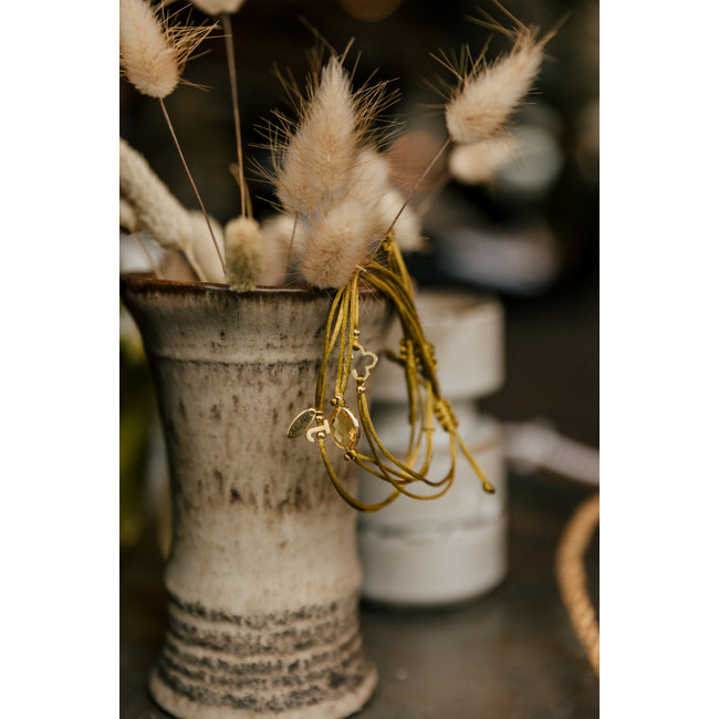 By Shir Armband silk koord olijf met letter edelstaal (verguld)