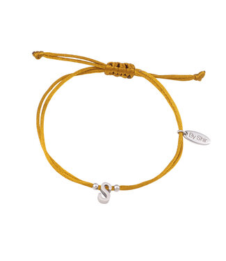 By Shir Armband silk koord olijf met letter edelstaal