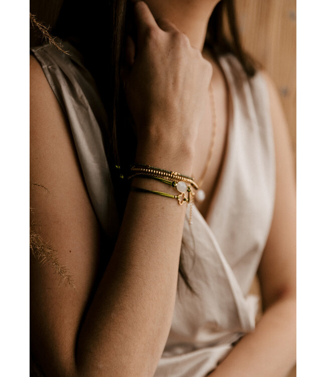 By Shir Armband aus Seidenband mit olivstein und weiß