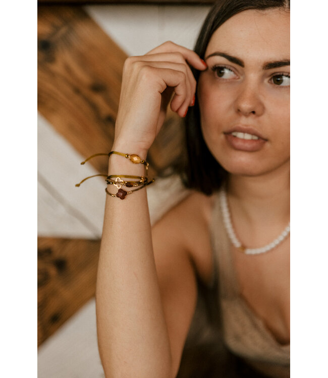 By Shir Armband aus Seidenband mit olivgrünen Steinen und braunem