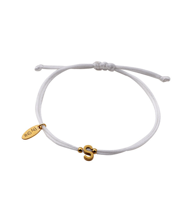 By Shir Armband Silk koord Wit  met Letter edelstaal (verguld)