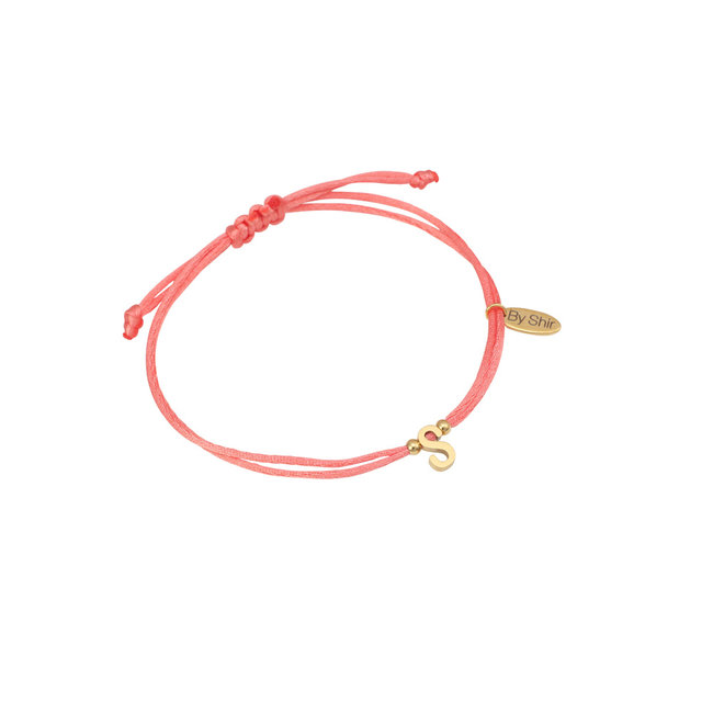 By Shir Armband silk koord Koraal met letter edelstaal (verguld)