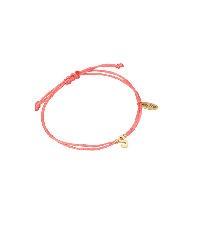 By Shir Armband silk koord Koraal met letter edelstaal (verguld)