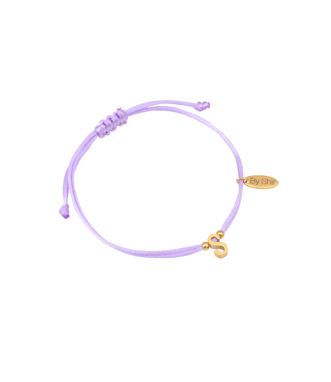 By Shir Armband silk koord lila met letter edelstaal (verguld)
