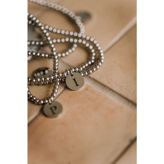 By Shir Armband kraaltjes met letter edelstaal