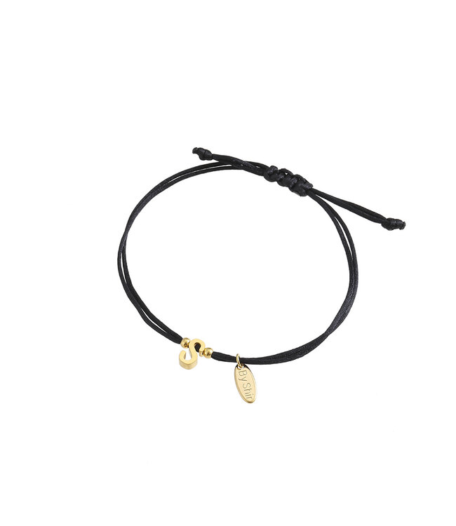 By Shir Armband silk koord Zwart met letter edelstaal (verguld)