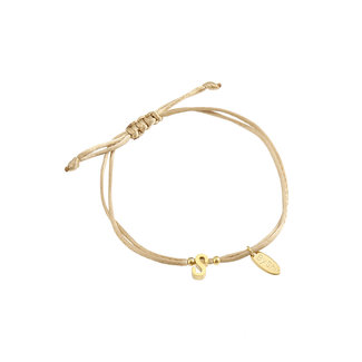 By Shir Armband silk koord champagne met letter edelstaal (verguld)