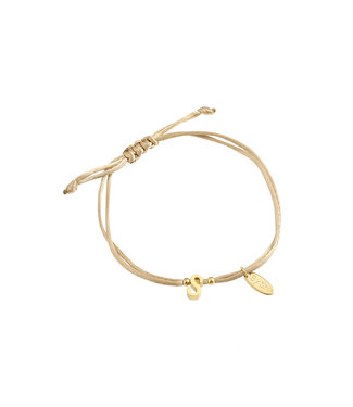 By Shir Armband silk koord champagne met letter edelstaal (verguld)
