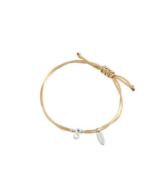 By Shir Armband silk koord champagne met letter edelstaal