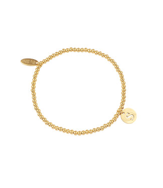 By Shir Armband  kraaltjes met letter edelstaal (verguld)