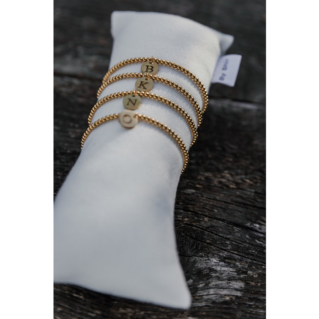 By Shir Armband Perlen mit Buchstaben Edelstahl (vergoldet)