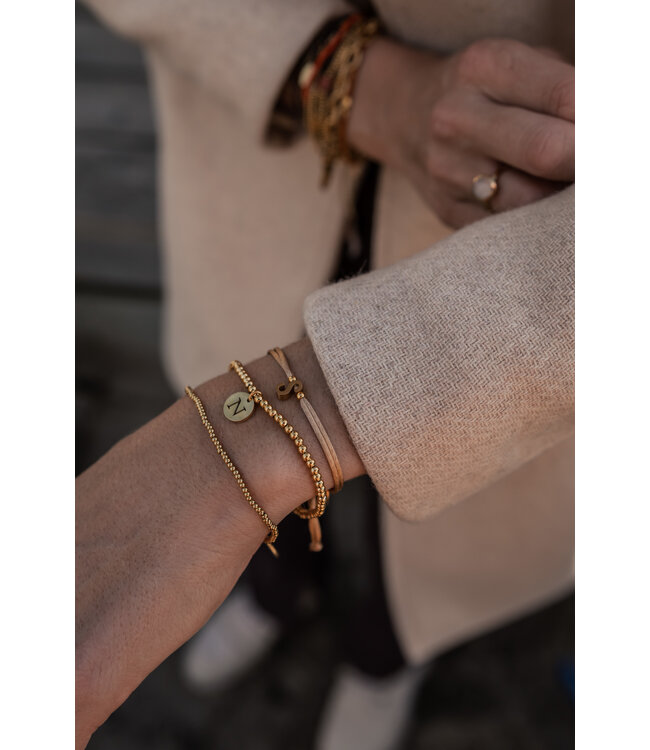 By Shir Armband silk koord champagne met letter edelstaal (verguld)