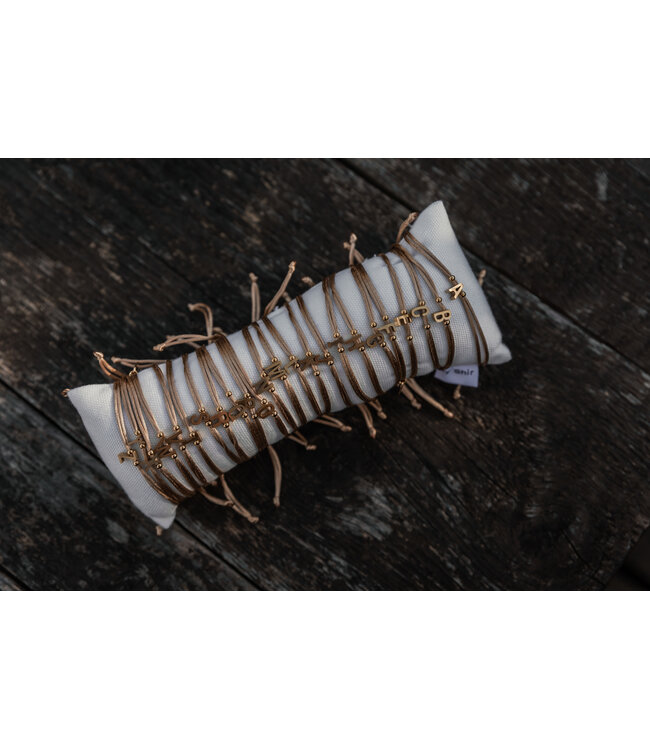 By Shir Armband silk koord champagne met letter edelstaal (verguld)