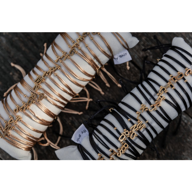 By Shir Armband silk koord Zwart met letter edelstaal (verguld)