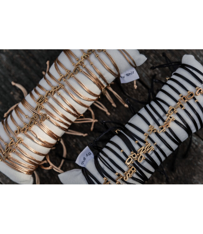 By Shir Armband silk koord Zwart met letter edelstaal (verguld)