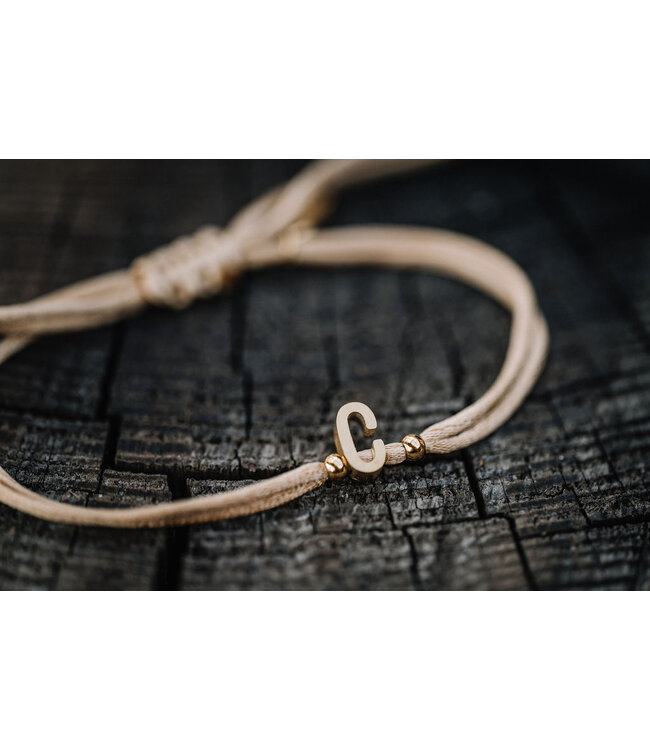 By Shir Armband silk koord champagne met letter edelstaal (verguld)