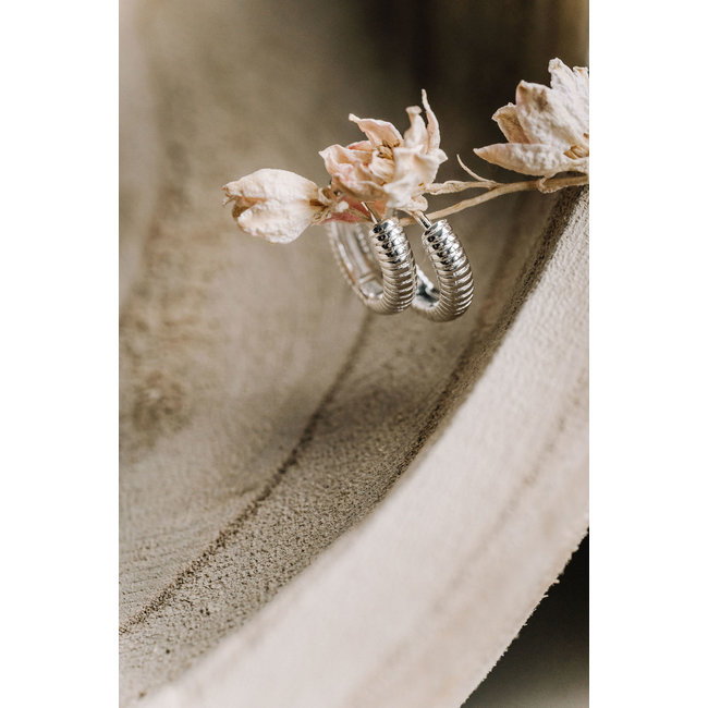 By Shir Oorbellen klein jace