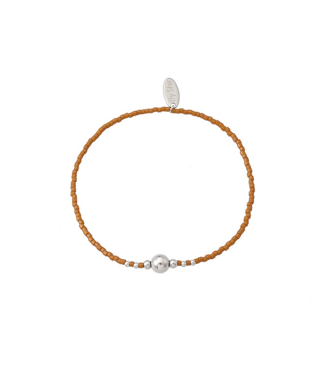 By Shir Armband kraaltjes kaneel bruin glim dot
