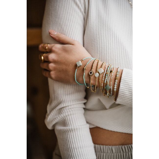 By Shir Armband kraaltjes licht turquoise hartjes