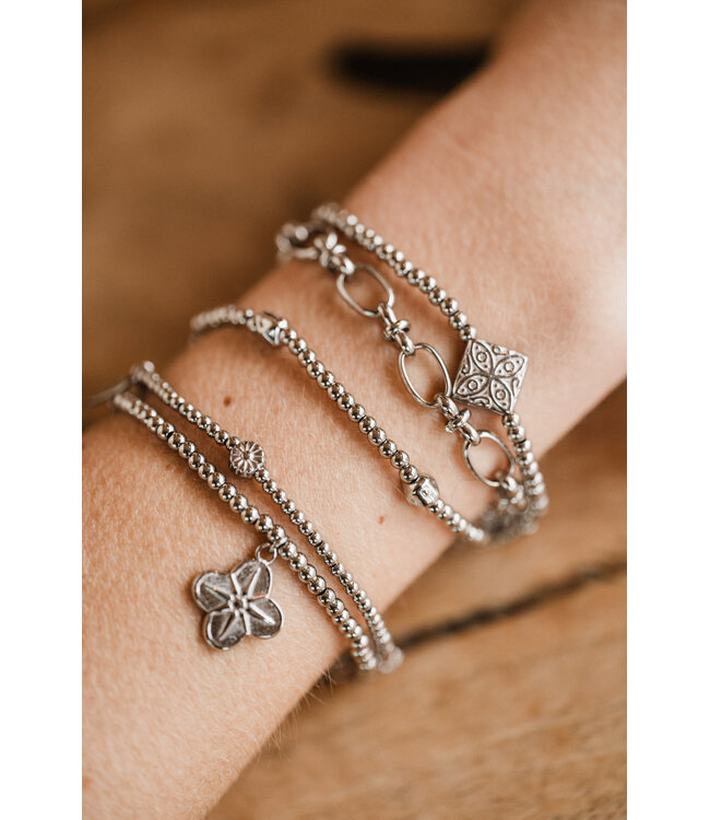 By Shir Armband kraaltjes 3 bloemetjes