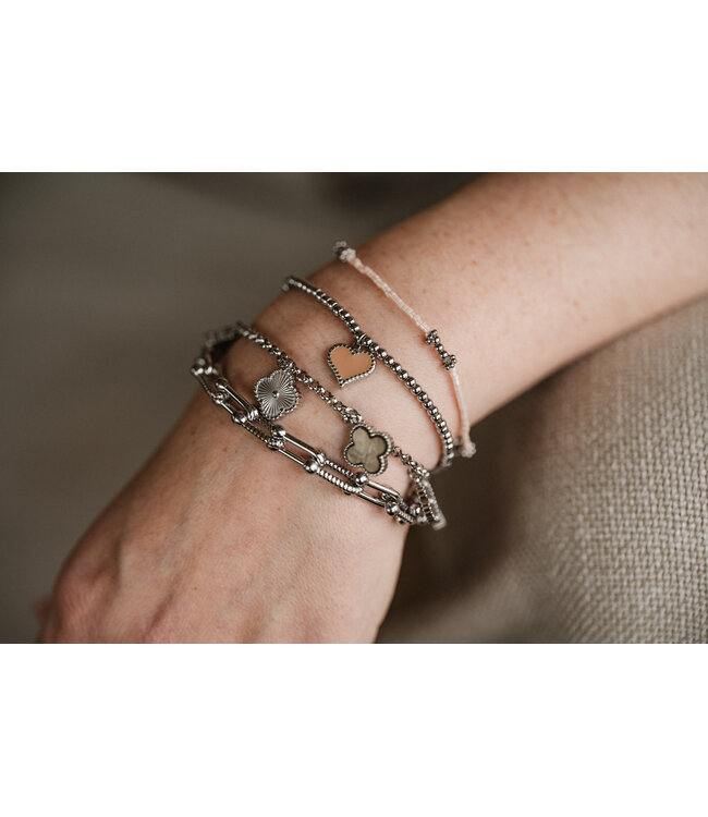 By Shir Armband mit Herzchen-Daisy Perlen in puderrosa