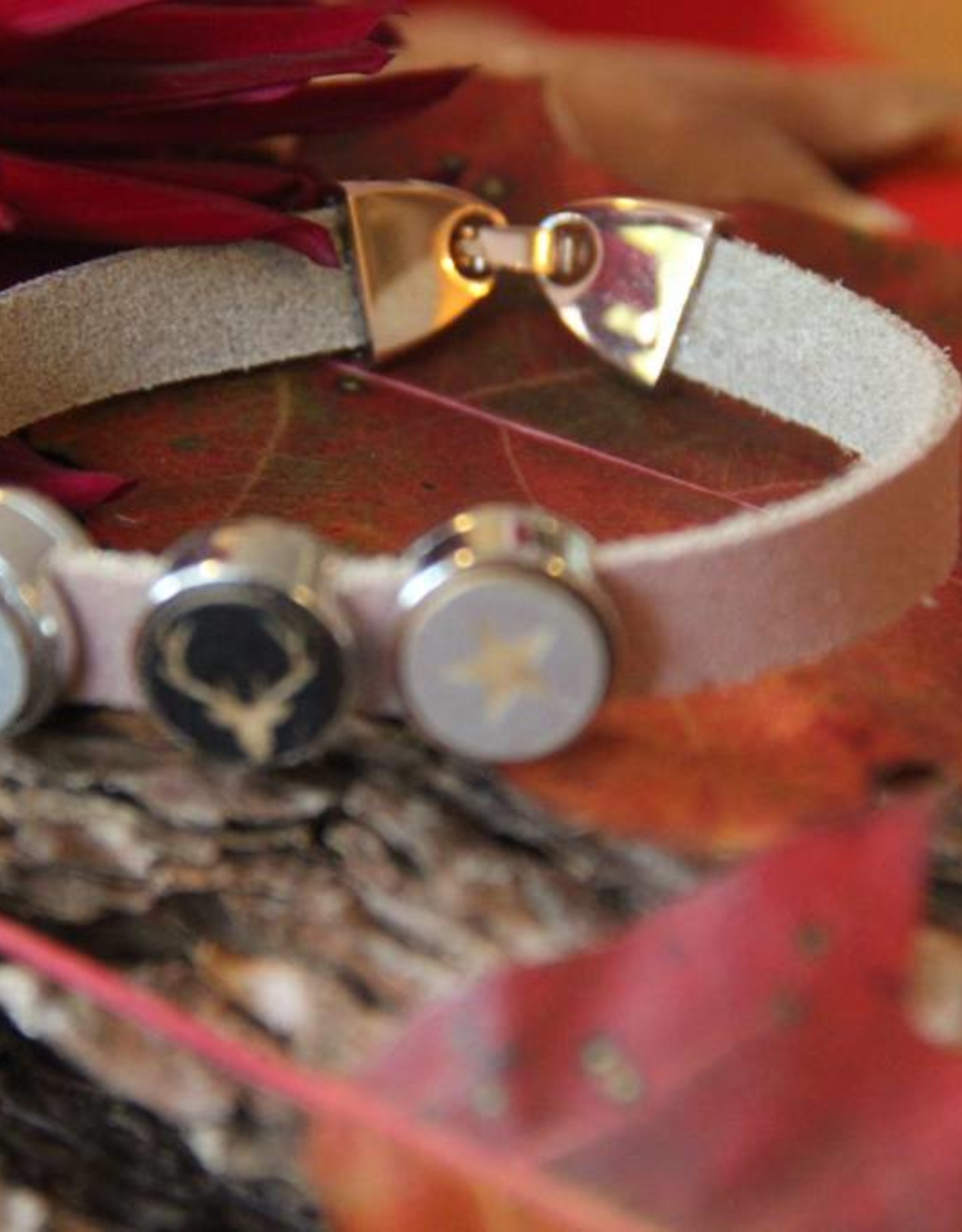 Eigen atelier Lederen armband Rudolf met prachtig cabochon van rendier en sterren