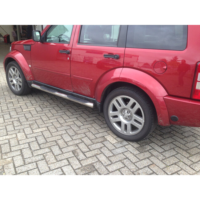 Dodge Nitro sidebars met steps
