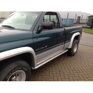 Dodge Ram Sidebars met rvs platen