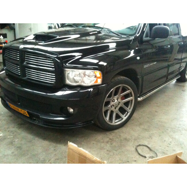 Dodge Ram Sidebars met rvs platen