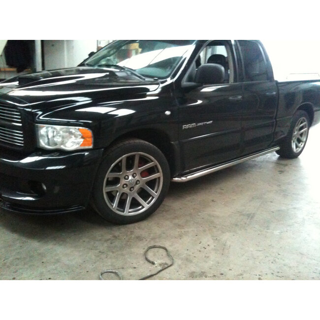 Dodge Ram Sidebars met rvs platen