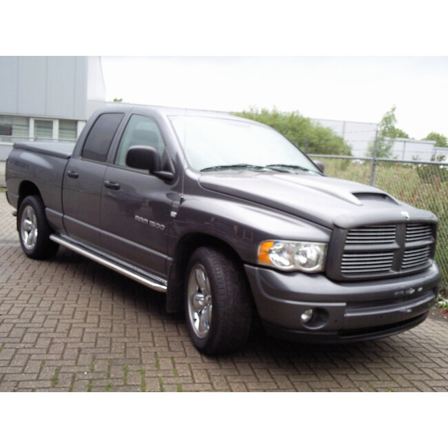 Dodge Ram Sidebars met rvs platen