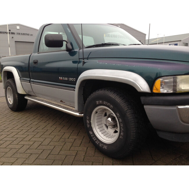 Dodge Ram Sidebars met rvs platen