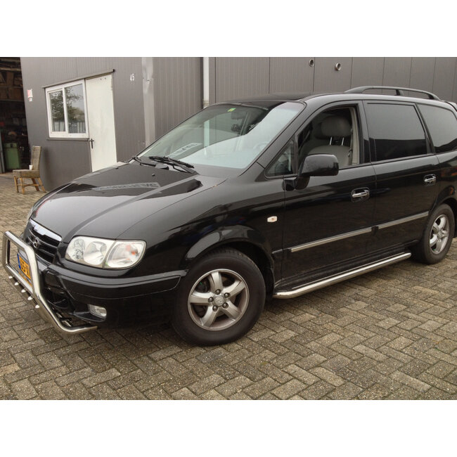 Hyundai Trajet Sidebars met rvs treeplanken