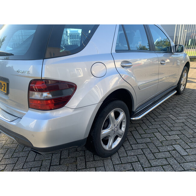 Mercedes-Benz ML W164 Sidebars met rvs trede