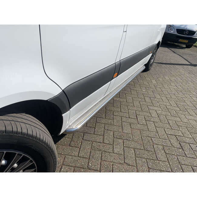 Mercedes-Benz Sprinter W906 Sidebars met RVS trede L2