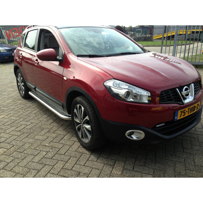 Nissan Qashqai JJ10E Sidebars met traanplaat