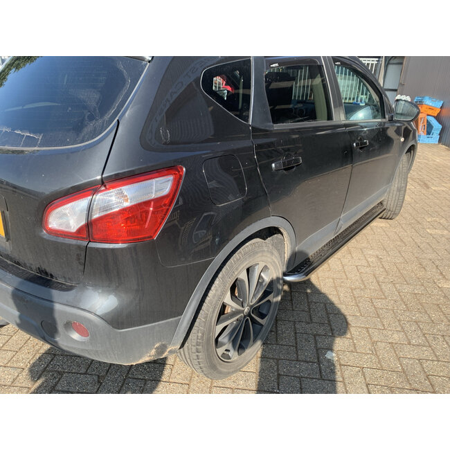 Nissan Qashqai Sidebars met rvs traanplaat
