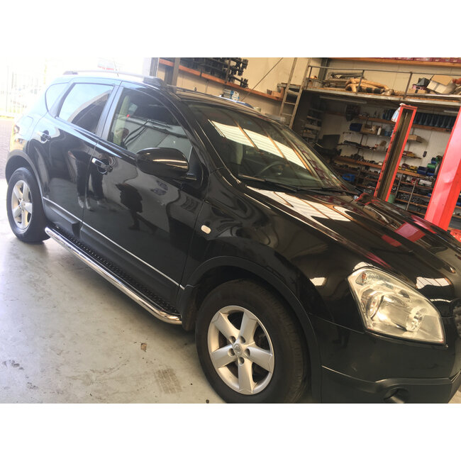 Nissan Qashqai Sidebars met rvs traanplaat