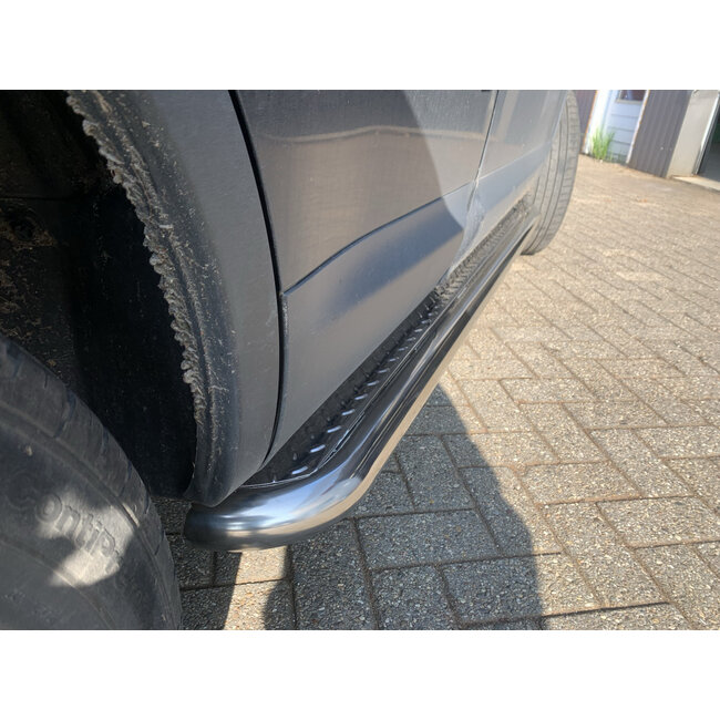 Nissan Qashqai Sidebars met rvs traanplaat