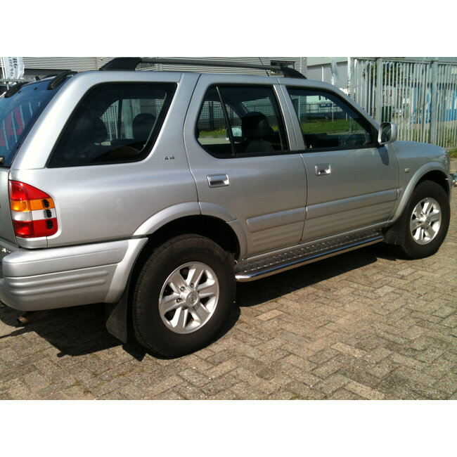 Opel Frontera Sidebars met aluminium treeplank
