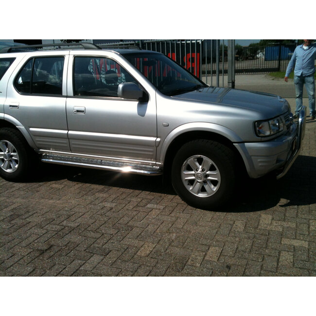 Opel Frontera Sidebars met aluminium treeplank
