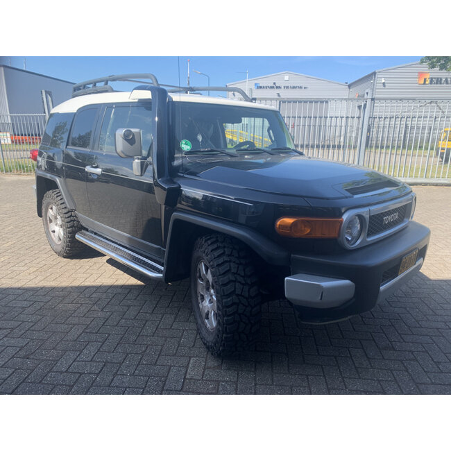 Toyota FJ Cruiser sidebars met rvs trede