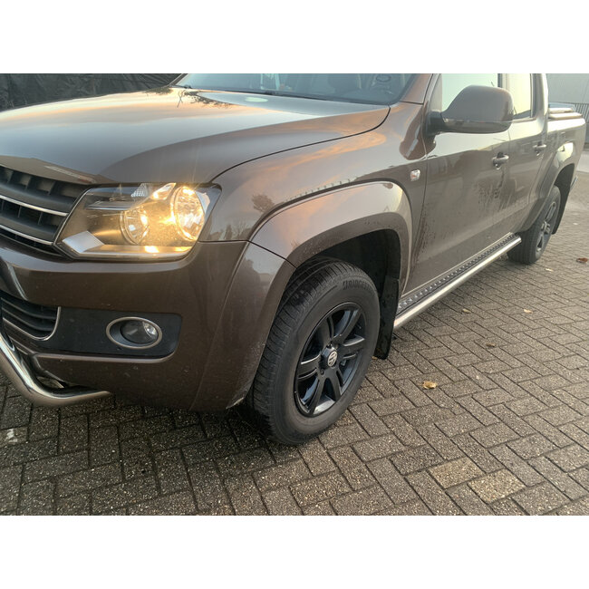 Volkswagen Amarok Sidebars met rvs treeplanken