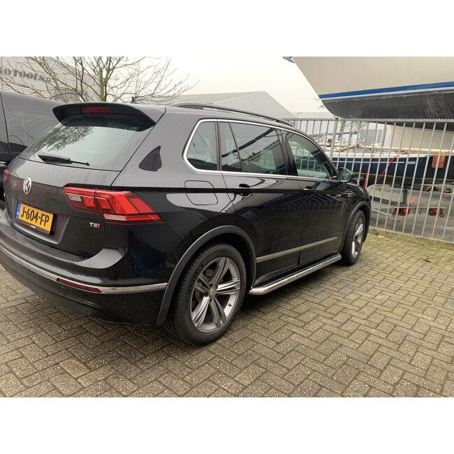 VW Tiguan II sidebars met rvs plaat